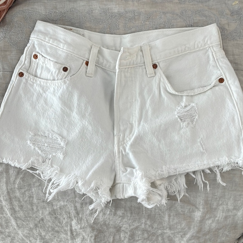 Levi’s cutoffs. White. Distressed. Sz. 26